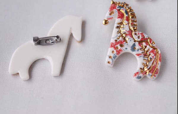 Broche cheval en porcelaine - arloca
