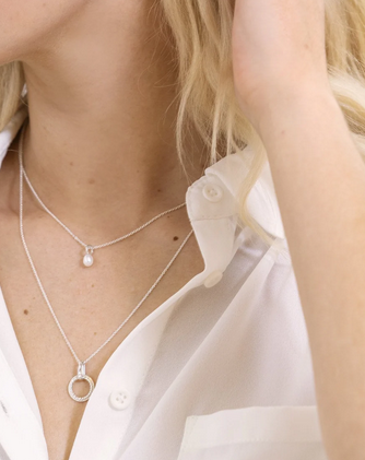 Petit collier Résilience avec pendentif perle blanche - arloca