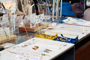 Vous ne savez pas comment entretenir vos bijoux ? Découvrez nos conseils simples pour préserver leur éclat plus longtemps.