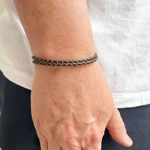 Bracelet pour hommes en cuir tressé.