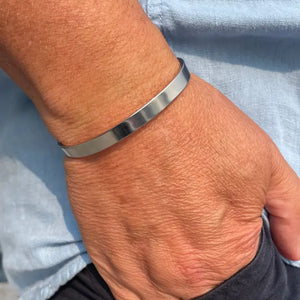Bracelet manchette Paros pour hommes.