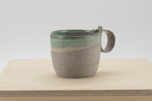 Taza pequeña de cerámica