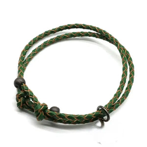 Bracelet pour hommes en cuir tressé.
