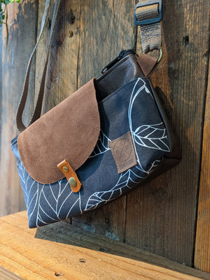 Petit sac à bandoulière avec rabat en cuir, matériaux recyclés, Création Nathalie