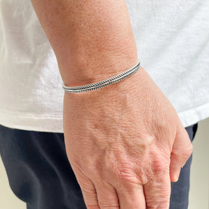 Bracelet manchette en argent avec motif de plume Naxos.