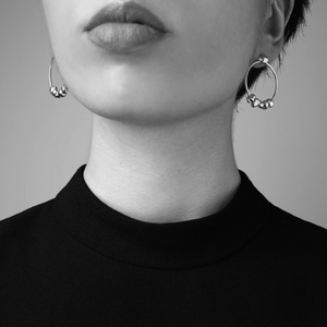 Boucles d'oreilles Melt à 5 billes en argent.