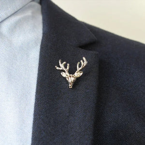 Épinglette pour hommes à tête de cerf.