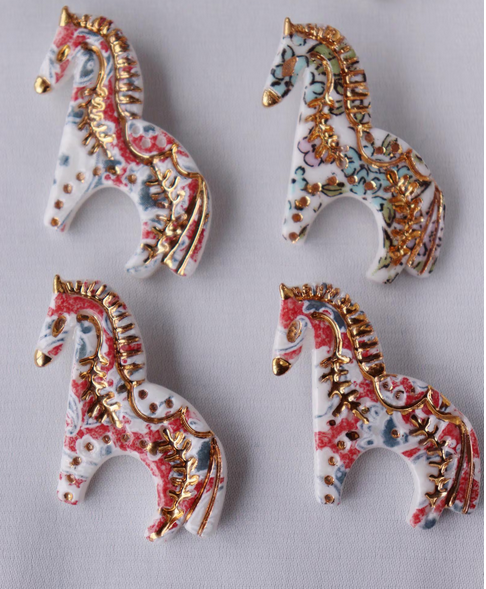 Broche cheval en porcelaine - arloca