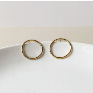 Boucles d'oreilles en cercle doré d'Annie Lespérance