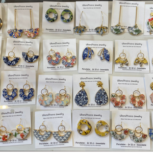 Boucles d'oreilles pendantes en porcelaine peinte à la main, collection Lili, faites à Montréal