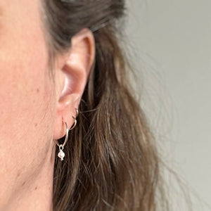 Boucles d'oreilles cercle argent et mini perle - arloca