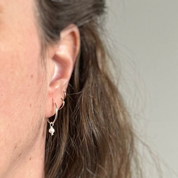 Boucles d'oreilles cercle argent et mini perle - arloca