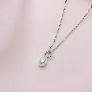 Petit collier Résilience avec pendentif perle blanche - arloca